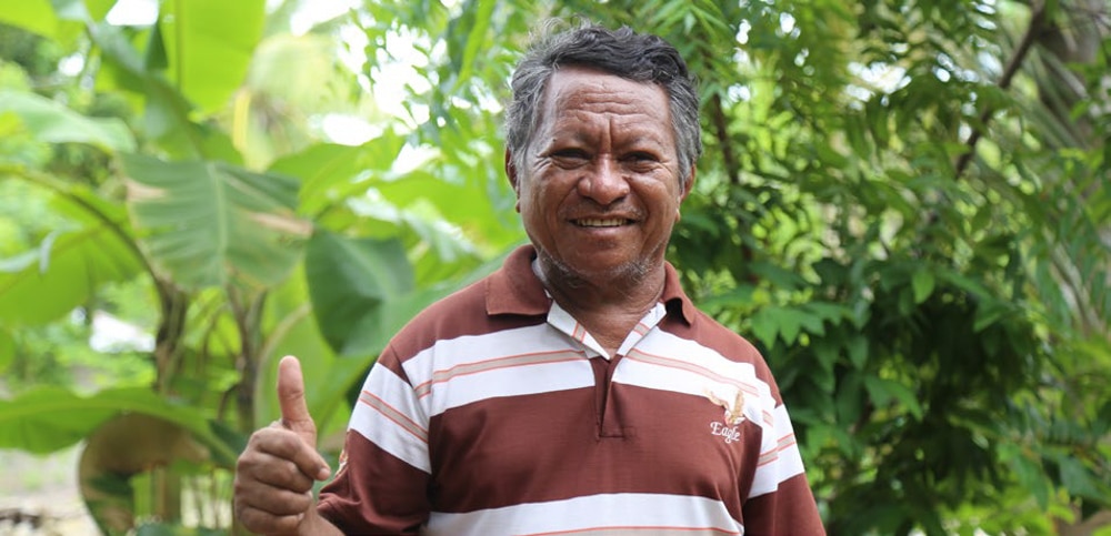 Otniel Mameia, a happy seaweed farmer from Timor-Leste gives a thumbs up.